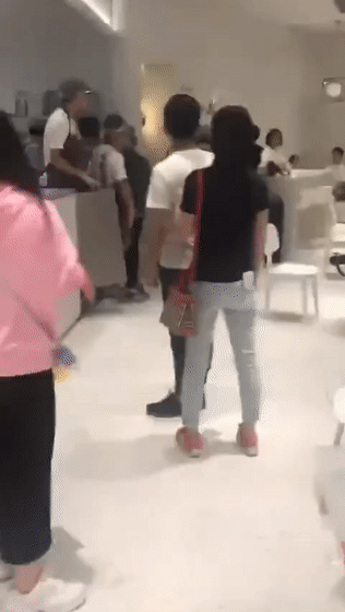 外卖小哥等餐一小时还遭店员围殴?喜茶:涉事员工全辞退