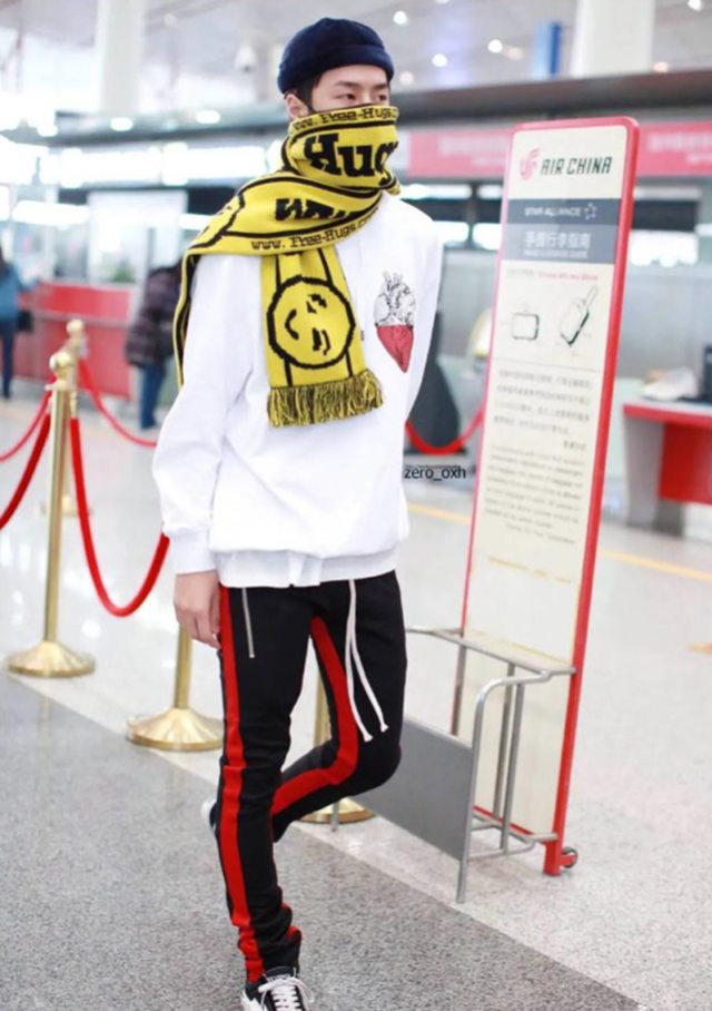 王一博机场街拍 用围巾包脸 网友表示他的潮流我们不懂