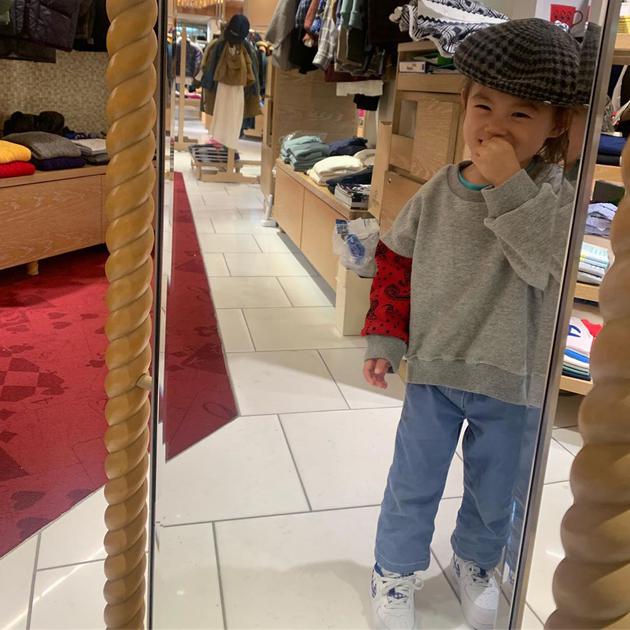 陈冠希称女儿女神 照片一发出立即获周杰伦点赞