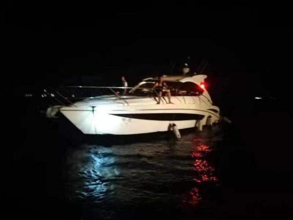 一艘游艇从大亚湾辣甲岛返航惠东金融街游艇会途中螺旋桨被渔网缠绕 失去动力 船上5人遇险