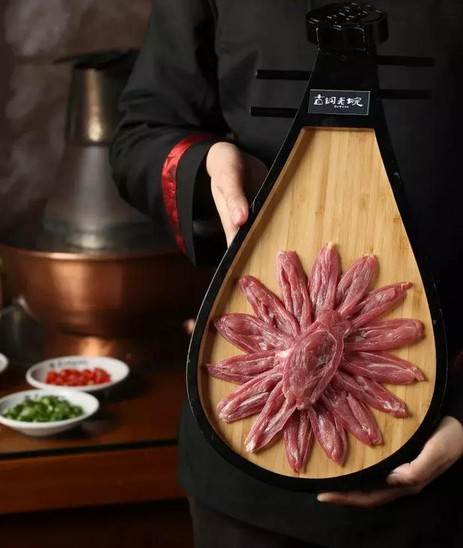 这家古铜老院涮肉 淡季排队一个多小时 月营收110万