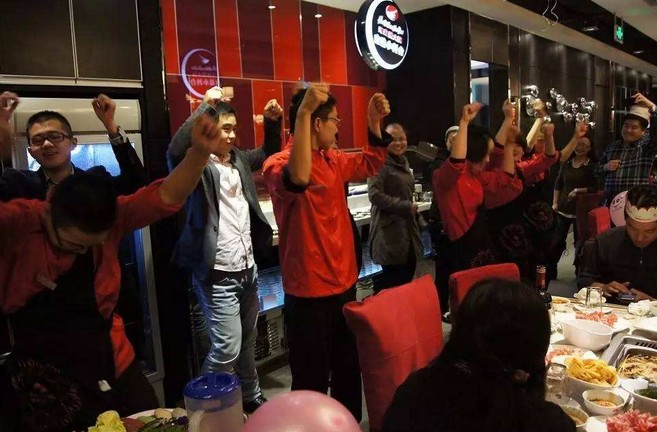 海底捞的服务员为什么这么热情?当然是因为钱!
