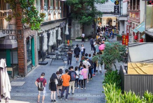 10平方米小店排队2小时 machi machi奶茶有什么魔力?