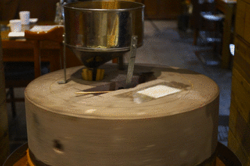 这家古铜老院涮肉 淡季排队一个多小时 月营收110万