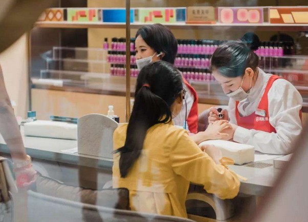 海底捞的服务员为什么这么热情?当然是因为钱!