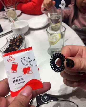 海底捞的服务员为什么这么热情?当然是因为钱!