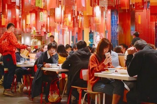 禄鼎记打造最时尚的酸菜鱼 吃饭就是要热热闹闹