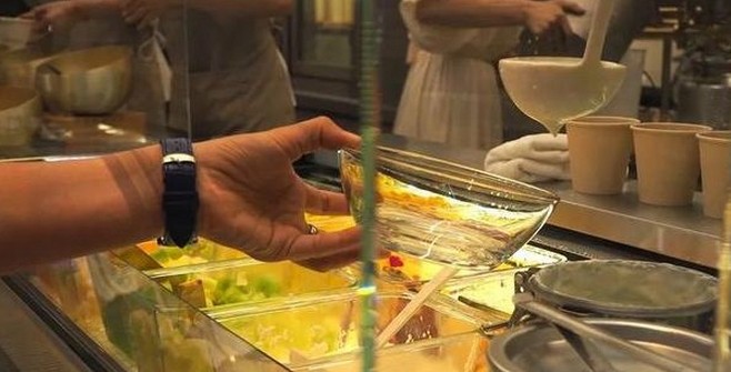 西贝开了一家酸奶屋 试管装酸奶 还有萌妹打奶师