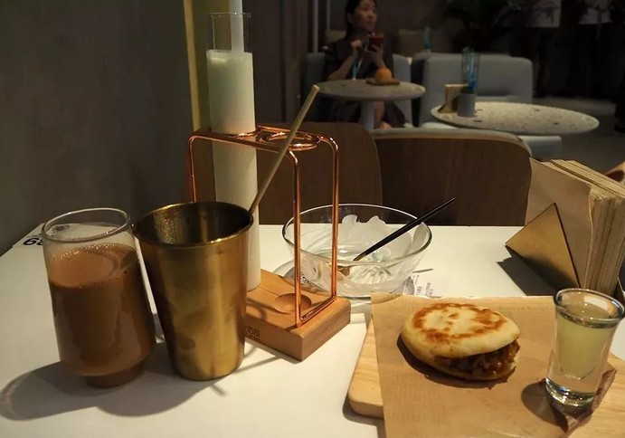 西贝开了一家酸奶屋 试管装酸奶 还有萌妹打奶师