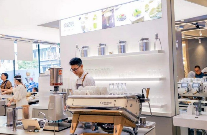 西贝开了一家酸奶屋 试管装酸奶 还有萌妹打奶师