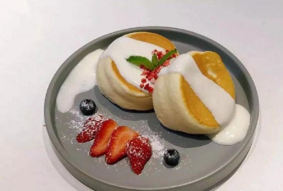 西贝开了一家酸奶屋 试管装酸奶 还有萌妹打奶师