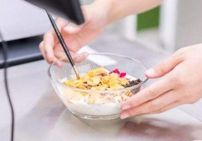 西贝开了一家酸奶屋 试管装酸奶 还有萌妹打奶师