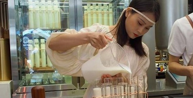西贝开了一家酸奶屋 试管装酸奶 还有萌妹打奶师