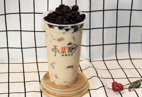 坚持水果鲜泡 雨果爱只做天然健康的茶饮