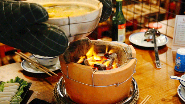 平均排队2小时 一晚翻4台 鲜入围煮是怎么把一锅鸡汤煮到心里的?