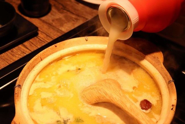 平均排队2小时 一晚翻4台 鲜入围煮是怎么把一锅鸡汤煮到心里的?