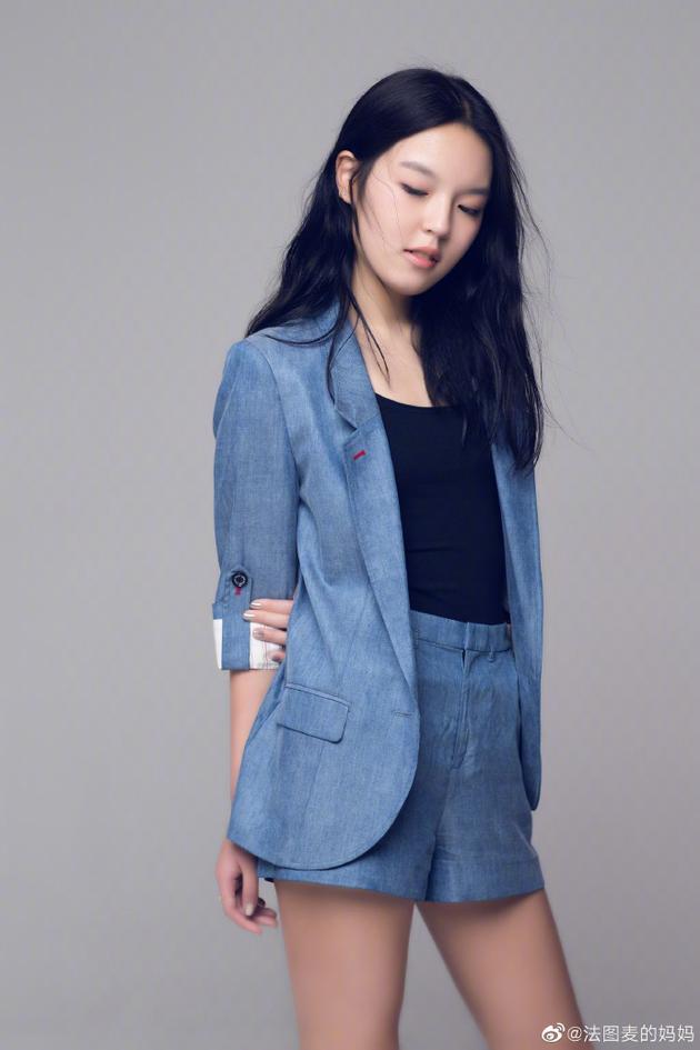 "照片中,法图麦身穿深蓝休闲西装外套下搭同色短裤,整个人看起来十分