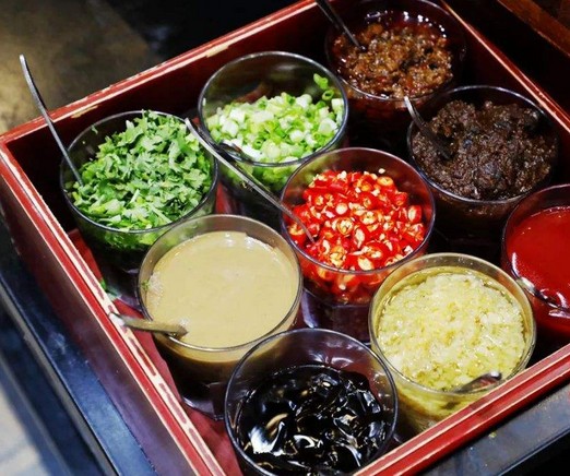 平均排队2小时 一晚翻4台 鲜入围煮是怎么把一锅鸡汤煮到心里的?