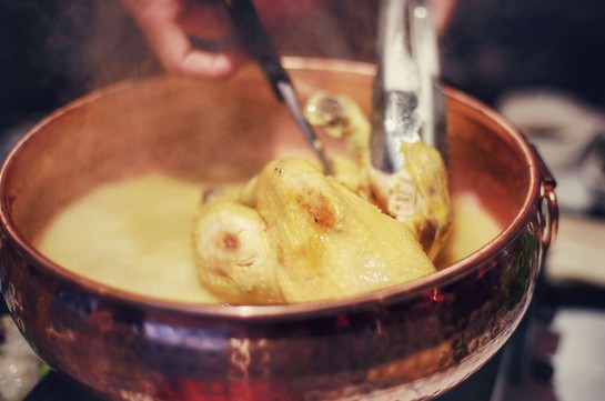 平均排队2小时 一晚翻4台 鲜入围煮是怎么把一锅鸡汤煮到心里的?