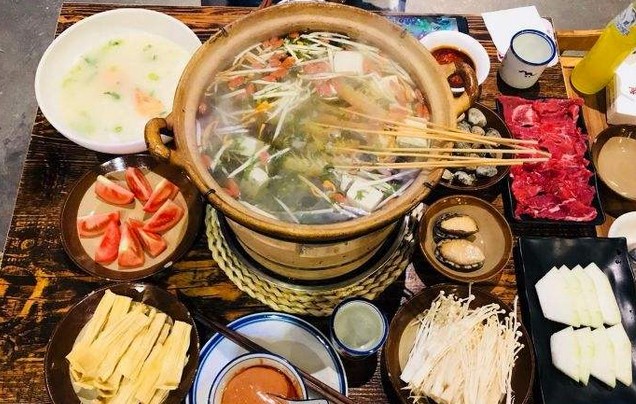 平均排队2小时 一晚翻4台 鲜入围煮是怎么把一锅鸡汤煮到心里的?