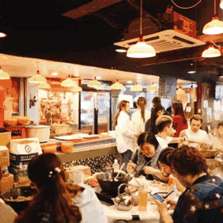 平均排队2小时 一晚翻4台 鲜入围煮是怎么把一锅鸡汤煮到心里的?