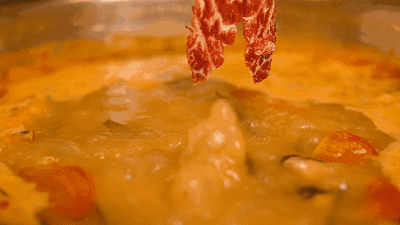 平均排队2小时 一晚翻4台 鲜入围煮是怎么把一锅鸡汤煮到心里的?