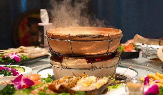 平均排队2小时 一晚翻4台 鲜入围煮是怎么把一锅鸡汤煮到心里的?