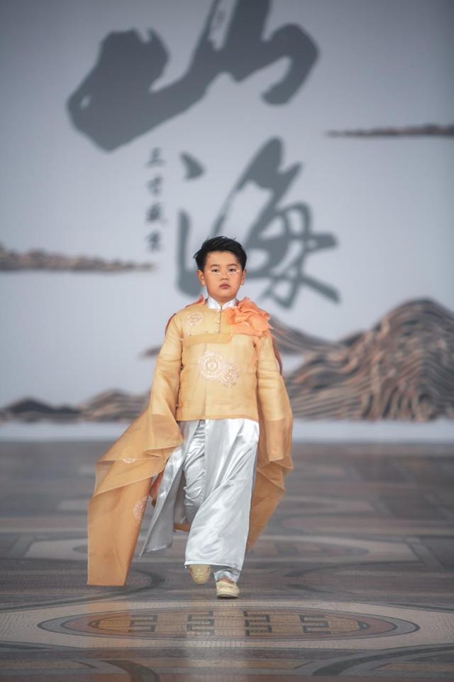 香港国际星小超模李龙澍重返时装周秀场