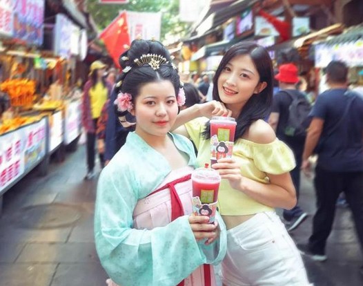 奈雪的茶与超级IP唐妞一起“出道”了!