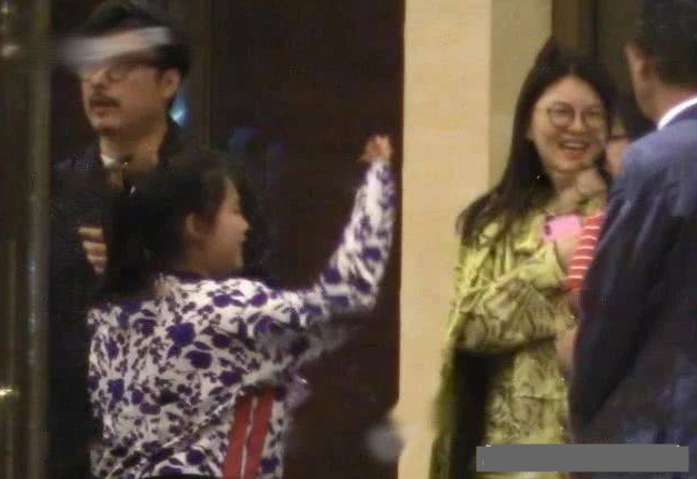 王岳伦一家三口聚餐 李湘发福严重