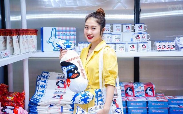 大白兔卖冰淇淋了!还与歌帝梵GODIVA玩起了快闪店