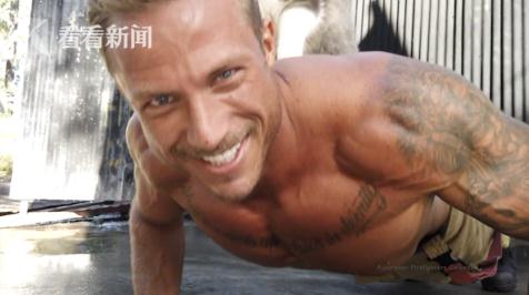 澳洲消防员新挂历 主题依然是猛男加动物