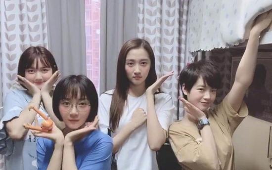 关晓彤乔英子手势舞 四人活泼可爱