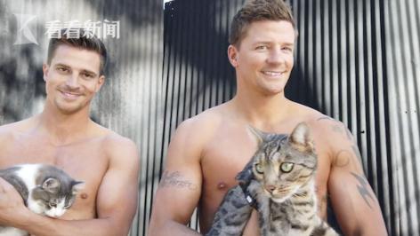 澳洲消防员新挂历 主题依然是猛男加动物