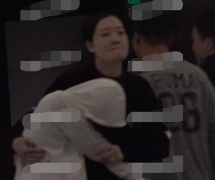 周冬雨烂醉如泥 被助理紧紧搂住完全不能自理