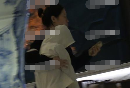 周冬雨烂醉如泥 被助理紧紧搂住完全不能自理