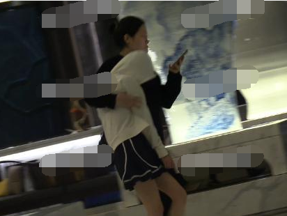 周冬雨烂醉如泥 被助理紧紧搂住完全不能自理