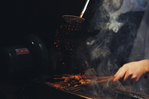 来酒肆烧烤 边喝啤酒边撸串才叫真过瘾!