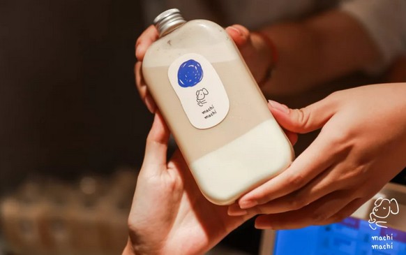 开门半个小时排队三百人 麦吉machi奶茶什么来头?