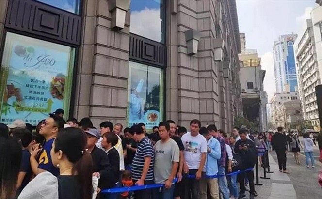 开门半个小时排队三百人 麦吉machi奶茶什么来头?