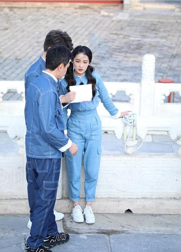 李沁穿蓝色工装裤撞衫杨幂 你觉得谁更显年轻?
