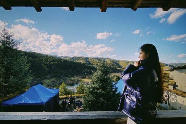 景甜裹羽绒服晒太阳 粉丝:是带给我们温暖的甜