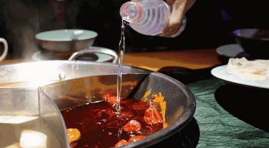 潮辣矿泉水火锅潘雨:一开始大家以为用矿泉水是抠门