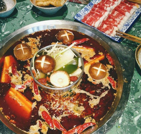 潮辣矿泉水火锅潘雨:一开始大家以为用矿泉水是抠门