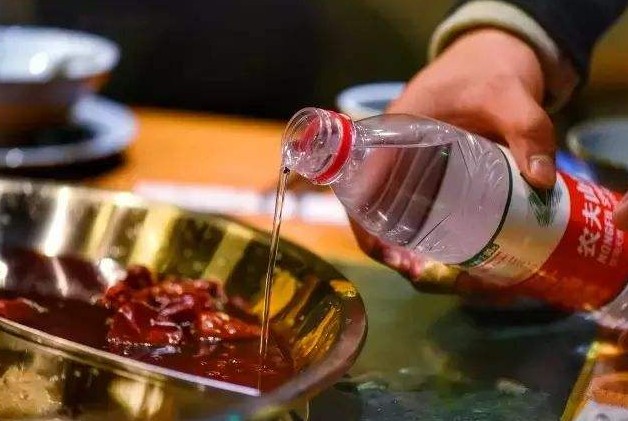 潮辣矿泉水火锅潘雨:一开始大家以为用矿泉水是抠门