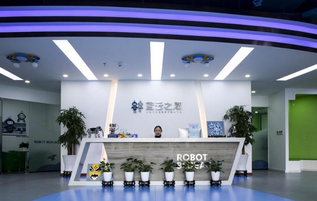 蓝云之鹰机器人教育:让孩子在智能时代快乐飞翔