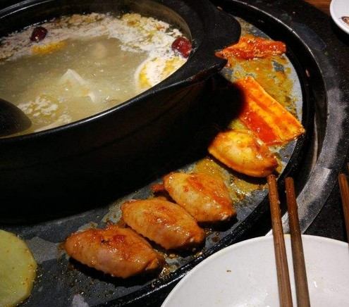 藿香锅里一涮二烤三找 巴色鱼捞:鱼肉还可以这样吃!