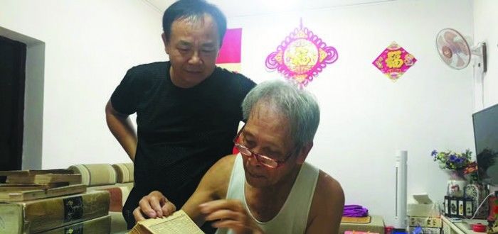 八旬老人收藏各朝代錢幣900多枚 分門別類標(biāo)注錢幣信息