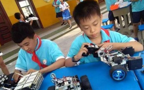 蓝云之鹰机器人教育:让孩子在智能时代快乐飞翔