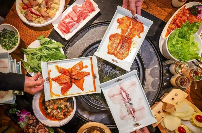 藿香锅里一涮二烤三找 巴色鱼捞:鱼肉还可以这样吃!